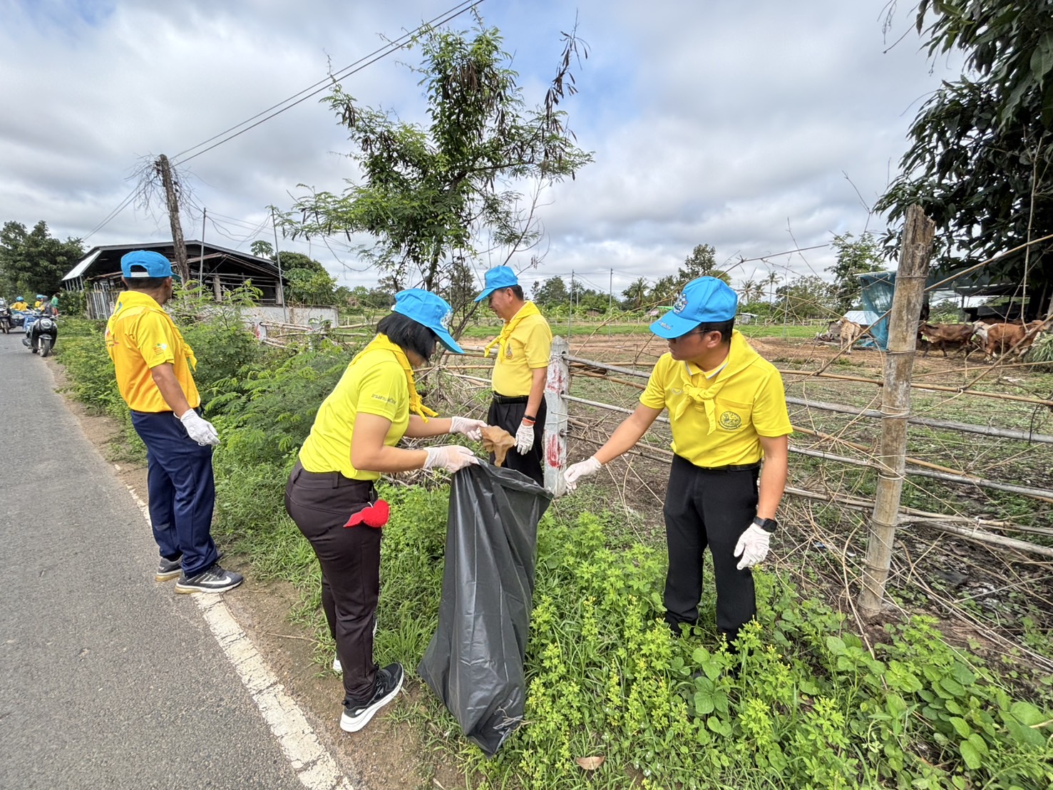 พช.ยางชุมน้อย ร่วมกิจกรรมจิตอาสา "เราทำความ ดี ด้วยหัวใจ"
